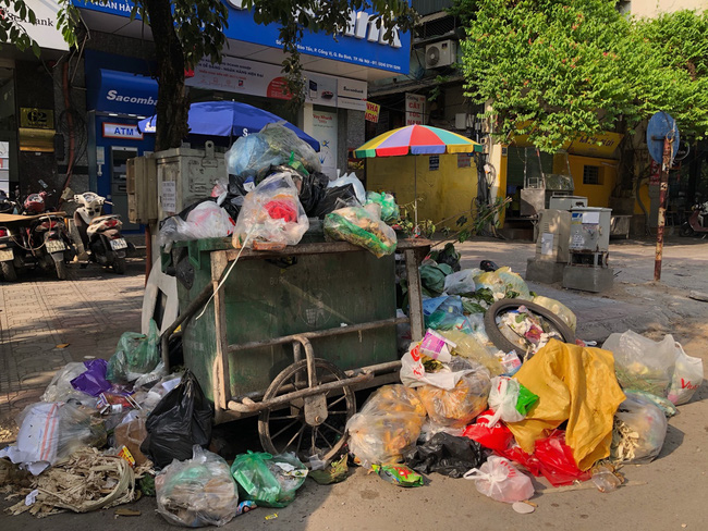Hà Nội: Rác ngập thành núi vì dân lại chặn xe vào bãi rác Nam Sơn - Ảnh 10.