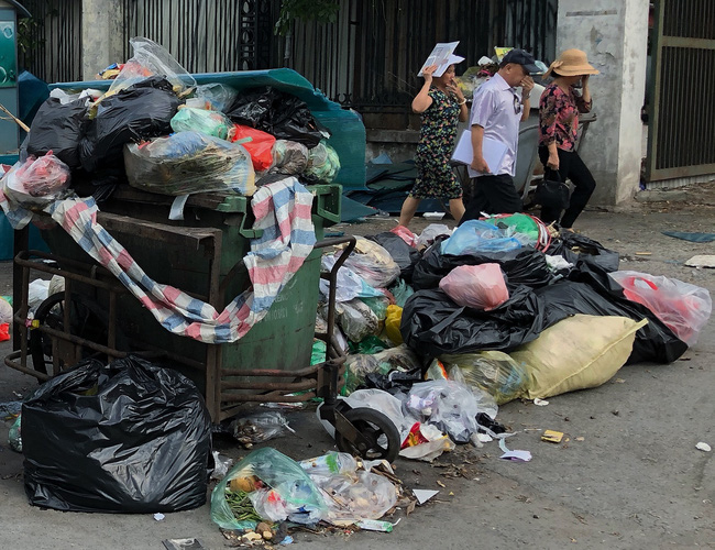 Hà Nội: Rác ngập thành núi vì dân lại chặn xe vào bãi rác Nam Sơn - Ảnh 13.