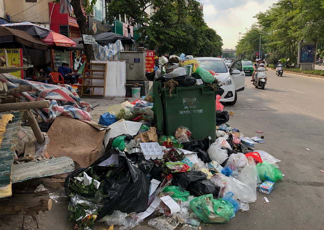 Hà Nội: Rác ngập thành núi vì dân lại chặn xe vào bãi rác Nam Sơn - Ảnh 9.