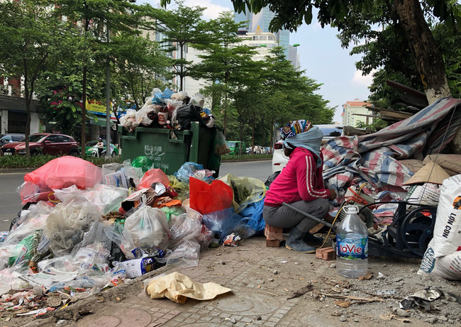 Hà Nội: Rác ngập thành núi vì dân lại chặn xe vào bãi rác Nam Sơn - Ảnh 15.
