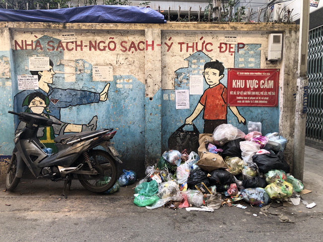 Hà Nội: Rác ngập thành núi vì dân lại chặn xe vào bãi rác Nam Sơn - Ảnh 2.