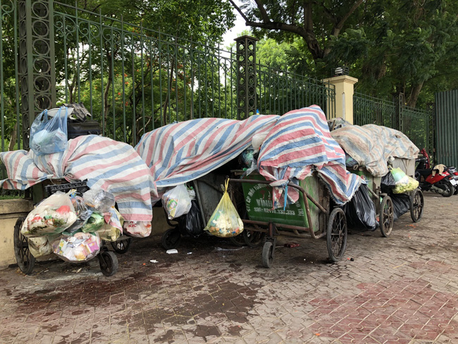 Hà Nội: Rác ngập thành núi vì dân lại chặn xe vào bãi rác Nam Sơn - Ảnh 3.