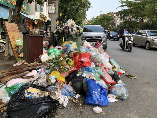 Hà Nội: Rác ngập thành núi vì dân lại chặn xe vào bãi rác Nam Sơn - Ảnh 16.