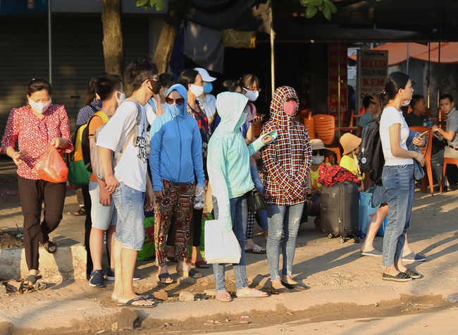 Hà Nội: Người dân khổ sở chen chúc trên xe buýt do cắt giảm chuyến xe - Ảnh 2.