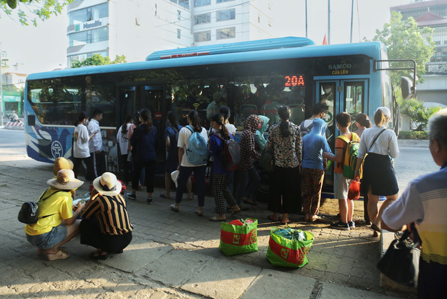 Hà Nội: Người dân khổ sở chen chúc trên xe buýt do cắt giảm chuyến xe - Ảnh 3.