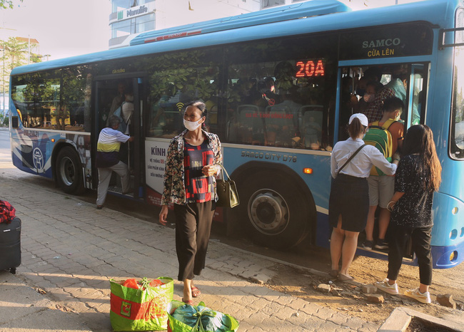 Hà Nội: Người dân khổ sở chen chúc trên xe buýt do cắt giảm chuyến xe - Ảnh 6.