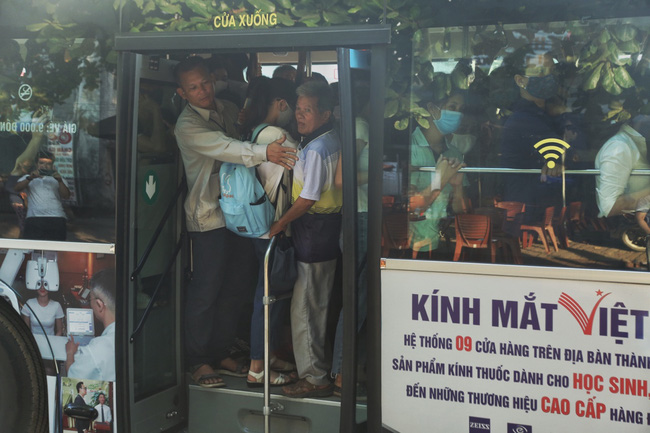 Hà Nội: Người dân khổ sở chen chúc trên xe buýt do cắt giảm chuyến xe - Ảnh 4.