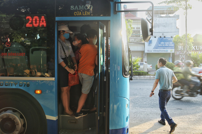 Hà Nội: Người dân khổ sở chen chúc trên xe buýt do cắt giảm chuyến xe - Ảnh 5.
