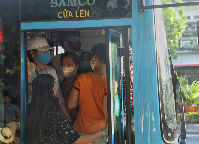 Hà Nội: Người dân khổ sở chen chúc trên xe buýt do cắt giảm chuyến xe - Ảnh 8.