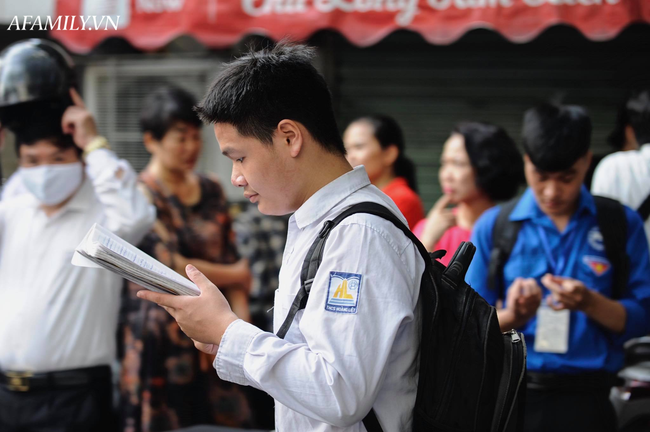 Có đến trường thi mới hiểu lòng cha mẹ: Căng thẳng còn hơn thí sinh, cố truyền cho con sức mạnh tinh thần bằng những cái ôm thật chặt - Ảnh 8.