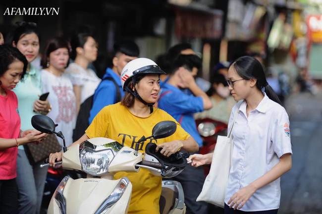 Có đến trường thi mới hiểu lòng cha mẹ: Căng thẳng còn hơn thí sinh, cố truyền cho con sức mạnh tinh thần bằng những cái ôm thật chặt - Ảnh 12.