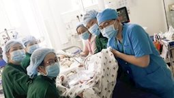 Xúc động cảnh bác sĩ chuyển nệm chống loét cho hai bé song sinh Trúc Nhi - Diệu Nhi, cố gắng không để nhiễm trùng