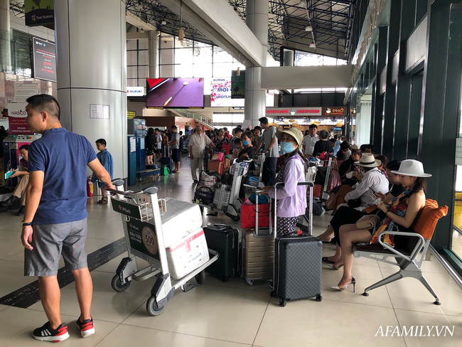 Ảnh: Mùa du lịch, biển người vật vã hàng tiếng đồng hồ chờ check in ở sân bay Nội Bài - Ảnh 6.