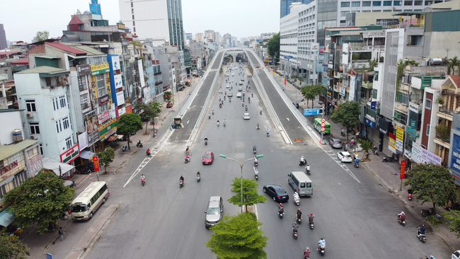 Khung cảnh choáng ngợp tại đường Trường Chinh, 'con đường đau khổ' nhất Hà Nội - Ảnh 1.