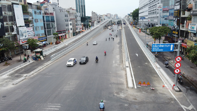 Khung cảnh choáng ngợp tại đường Trường Chinh, 'con đường đau khổ' nhất Hà Nội - Ảnh 2.