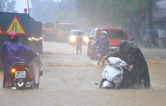 Hà Giang chìm trong mưa lũ, đất vùi lấp chết 2 người, lũ cuốn 1 người - Ảnh 7.