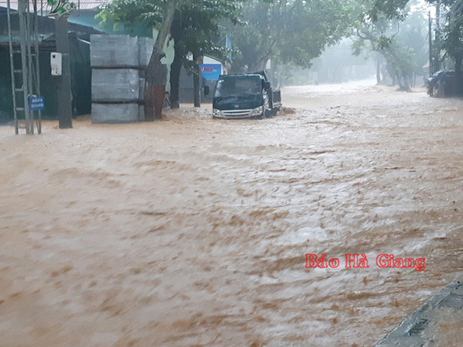 Hà Giang chìm trong mưa lũ, đất vùi lấp chết 2 người, lũ cuốn 1 người - Ảnh 4.