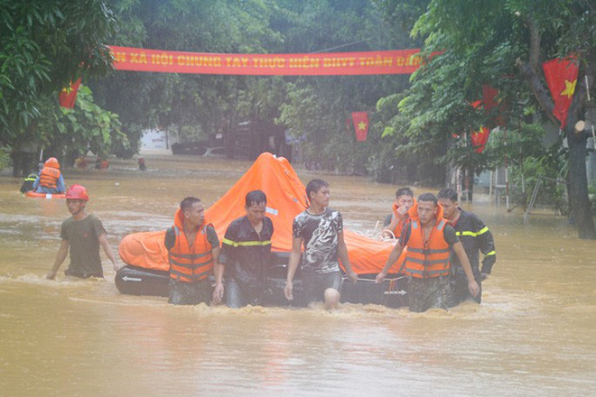 Hà Giang chìm trong mưa lũ, đất vùi lấp chết 2 người, lũ cuốn 1 người - Ảnh 6.