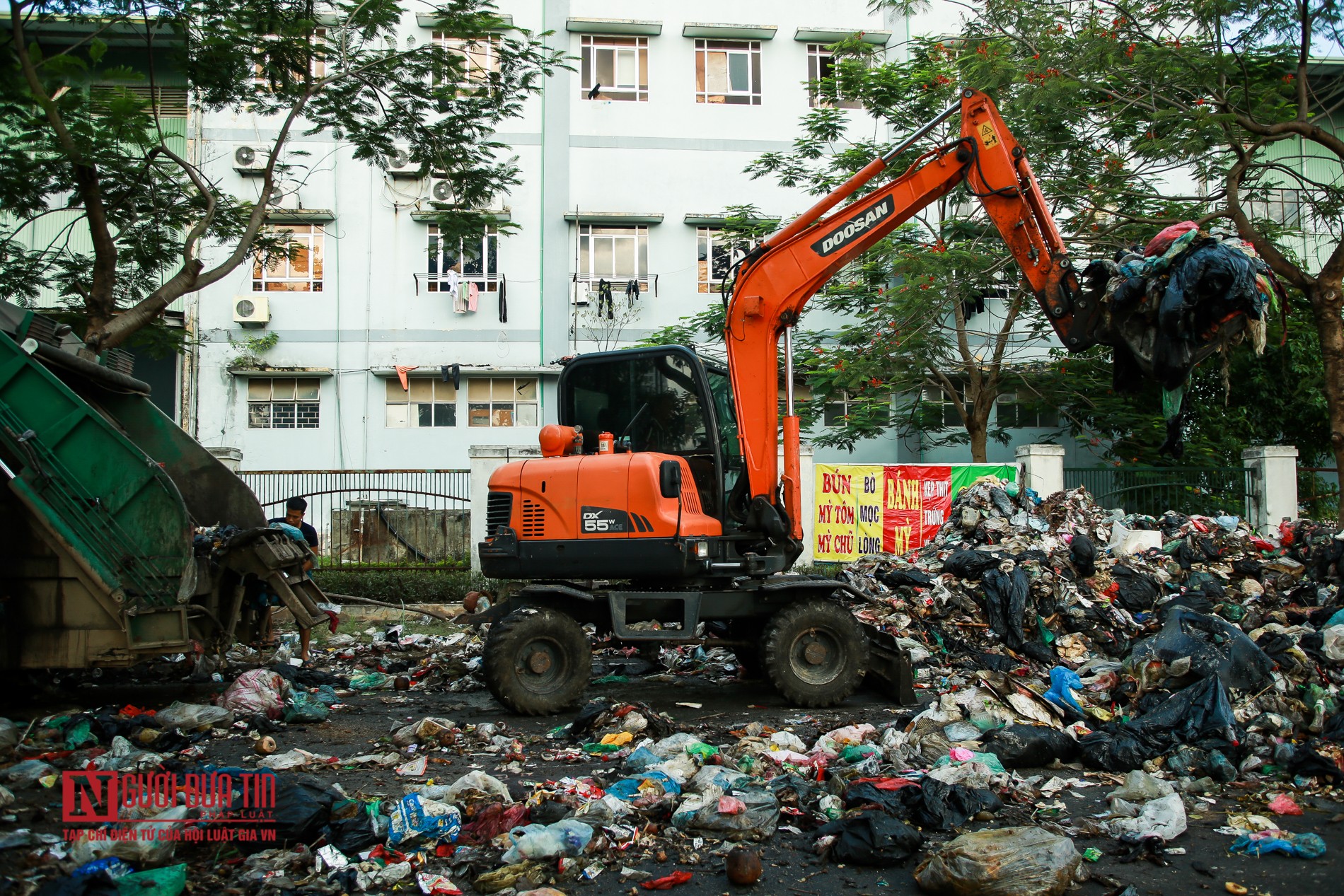 Hà Nội: Rác vẫn bủa vây nội đô sau - Ảnh 2.