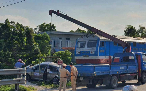 Sau va chạm, tàu hoả kéo lê taxi đi 100 mét khiến 3 người thương vong - Ảnh 1.