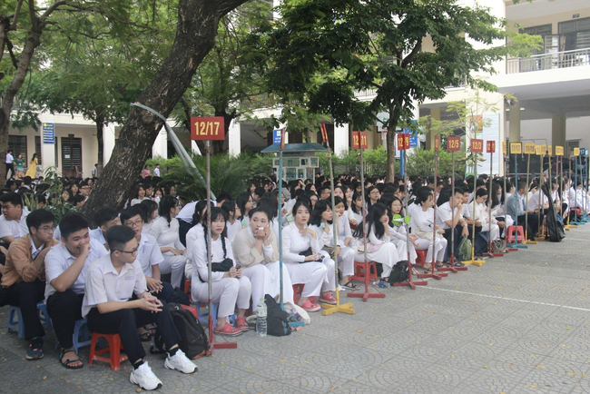 Toàn bộ học sinh Đà Nẵng thi tốt nghiệp trung học phổ thông được rà soát sức khỏe, sẵn sàng bàn ghế giãn cách - Ảnh 1.