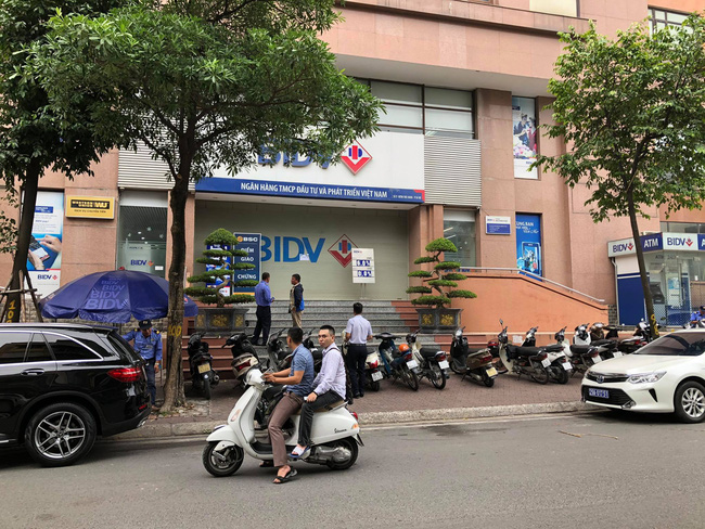 Hà Nội: Ngân hàng BIDV bị hai tên cướp nổ súng đe doạ cướp hàng trăm triệu đồng - Ảnh 1.