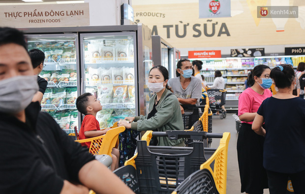 TP. HCM: Tiếp tục yêu cầu người dân đeo khẩu trang nơi công cộng để phòng dịch bệnh - Ảnh 1.