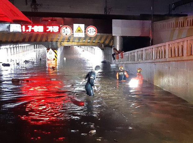 Hàn Quốc: Tuột tay con gái giữa dòng nước lũ gây ngập 2,5m, người mẹ không ngờ đó là giây phút cuối cùng của 2 mẹ con - Ảnh 2.