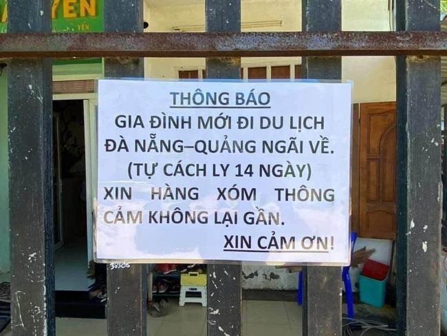 Trở về sau chuyến du lịch Đà Nẵng, cả gia đình treo biển thông báo tự cách ly trước cổng, tự khai báo y tế chẳng cần chờ ai đến nhắc nhở một lời - Ảnh 2.