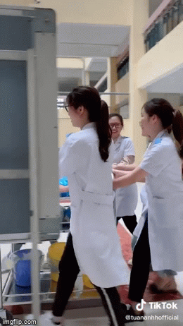 Những cô nhân viên y tế xinh đẹp quay clip biến hình mặc trang phục bảo hộ chống dịch Covid-19 bất ngờ gây sốt mạng xã hội - Ảnh 1.
