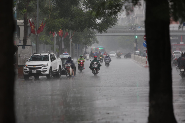 Ảnh: Hà Nội đón nhận cơn mưa lớn sau ngày chất lượng không khí ở mức nguy hại cho sức khỏe - Ảnh 1.