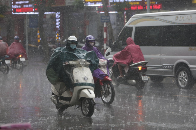 Ảnh: Hà Nội đón nhận cơn mưa lớn sau ngày chất lượng không khí ở mức nguy hại cho sức khỏe - Ảnh 2.