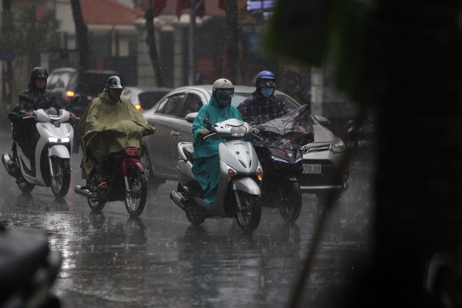 Ảnh: Hà Nội đón nhận cơn mưa lớn sau ngày chất lượng không khí ở mức nguy hại cho sức khỏe - Ảnh 3.