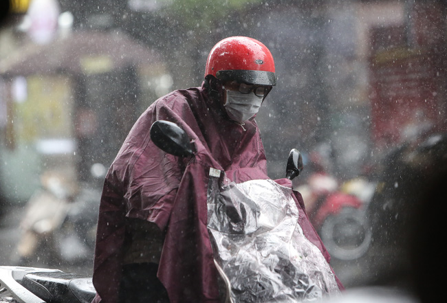 Ảnh: Hà Nội đón nhận cơn mưa lớn sau ngày chất lượng không khí ở mức nguy hại cho sức khỏe - Ảnh 4.