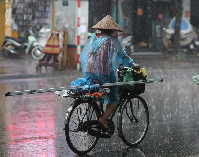 Ảnh: Hà Nội đón nhận cơn mưa lớn sau ngày chất lượng không khí ở mức nguy hại cho sức khỏe - Ảnh 10.
