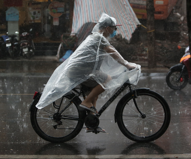 Ảnh: Hà Nội đón nhận cơn mưa lớn sau ngày chất lượng không khí ở mức nguy hại cho sức khỏe - Ảnh 8.