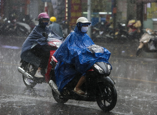 Ảnh: Hà Nội đón nhận cơn mưa lớn sau ngày chất lượng không khí ở mức nguy hại cho sức khỏe - Ảnh 7.
