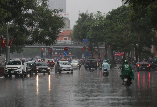 Ảnh: Hà Nội đón nhận cơn mưa lớn sau ngày chất lượng không khí ở mức nguy hại cho sức khỏe - Ảnh 6.