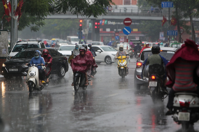 Ảnh: Hà Nội đón nhận cơn mưa lớn sau ngày chất lượng không khí ở mức nguy hại cho sức khỏe - Ảnh 9.