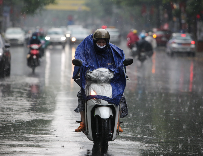 Ảnh: Hà Nội đón nhận cơn mưa lớn sau ngày chất lượng không khí ở mức nguy hại cho sức khỏe - Ảnh 5.