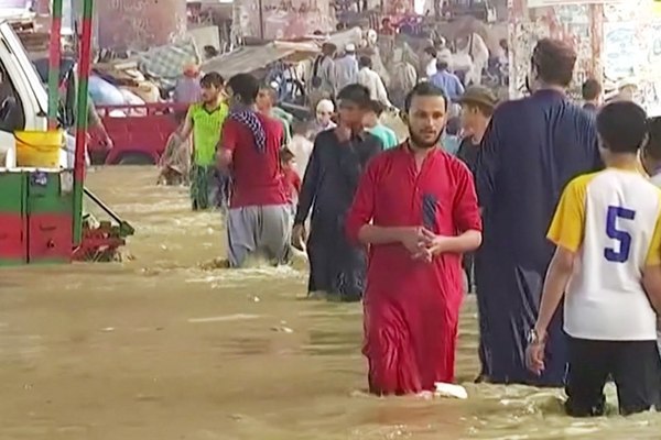 Thành phố lớn nhất Pakistan ngập sâu do mưa bão, 8 người chết - Ảnh 1.