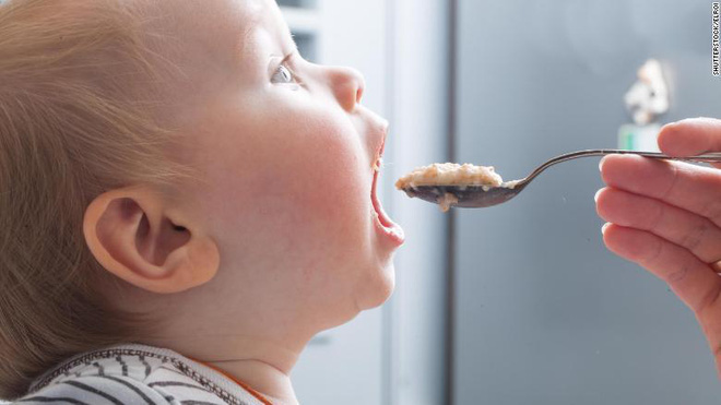 Ủy ban Tư vấn hướng dẫn chế độ ăn uống khuyến cáo không cho trẻ ăn thứ này trong 2 năm đầu đời - Ảnh 2.