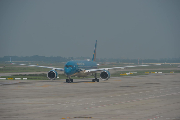 Vietnam Airlines huỷ hàng loạt chuyến bay do ảnh hưởng của bão số 2 - Ảnh 1.