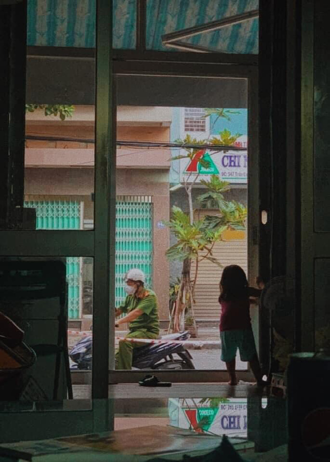 Giữa tâm dịch Đà Nẵng, hình ảnh chiến sĩ công an chào con gái qua cửa kính gây xúc động - Ảnh 3.
