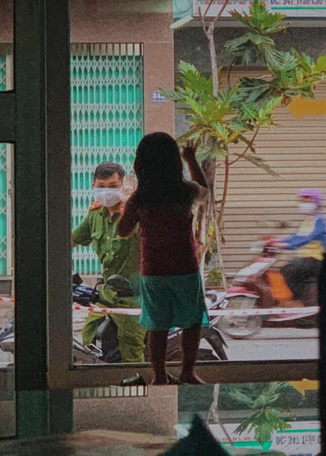 Giữa tâm dịch Đà Nẵng, hình ảnh chiến sĩ công an chào con gái qua cửa kính gây xúc động - Ảnh 2.
