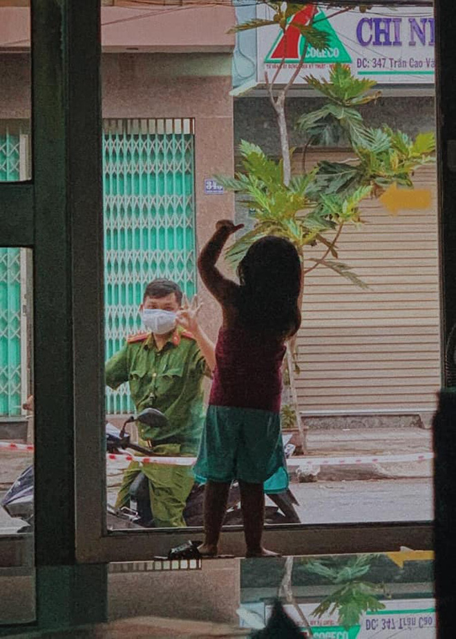 Giữa tâm dịch Đà Nẵng, hình ảnh chiến sĩ công an chào con gái qua cửa kính gây xúc động - Ảnh 1.