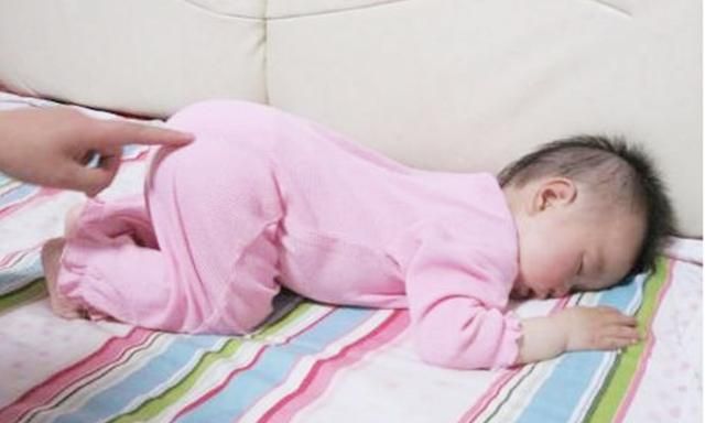 Nhiều trẻ thích ngủ trong tư thế quỳ và chổng mông lên trời, tưởng không thoải mái nhưng lại rất tốt cho bé - Ảnh 1.