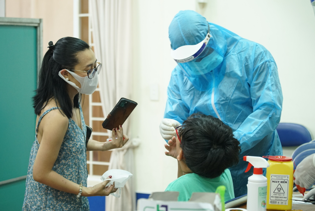Bệnh nhân 595 là vợ một bác sĩ ở Đồng Nai, cùng chồng ra Đà Nẵng thăm bố, có tiếp xúc với bệnh nhân 510 - Ảnh 1.
