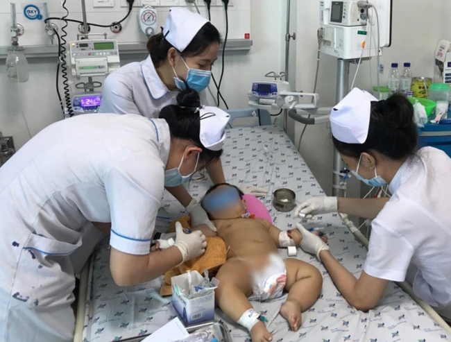 Bến Tre: Thương tâm bé gái 9 tháng tuổi bị điện giật bỏng nặng đến hôn mê khi đang tập đi trên xe nôi - Ảnh 1.