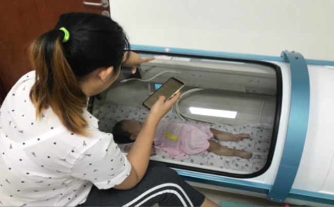 Bến Tre: Thương tâm bé gái 9 tháng tuổi bị điện giật bỏng nặng đến hôn mê khi đang tập đi trên xe nôi - Ảnh 3.